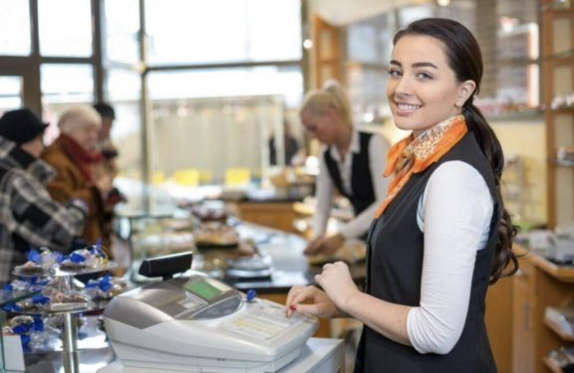 Нанесение логотипов на униформу для продавцов: обязательный брендинг как для торговых сетей, так и для небольших магазинов