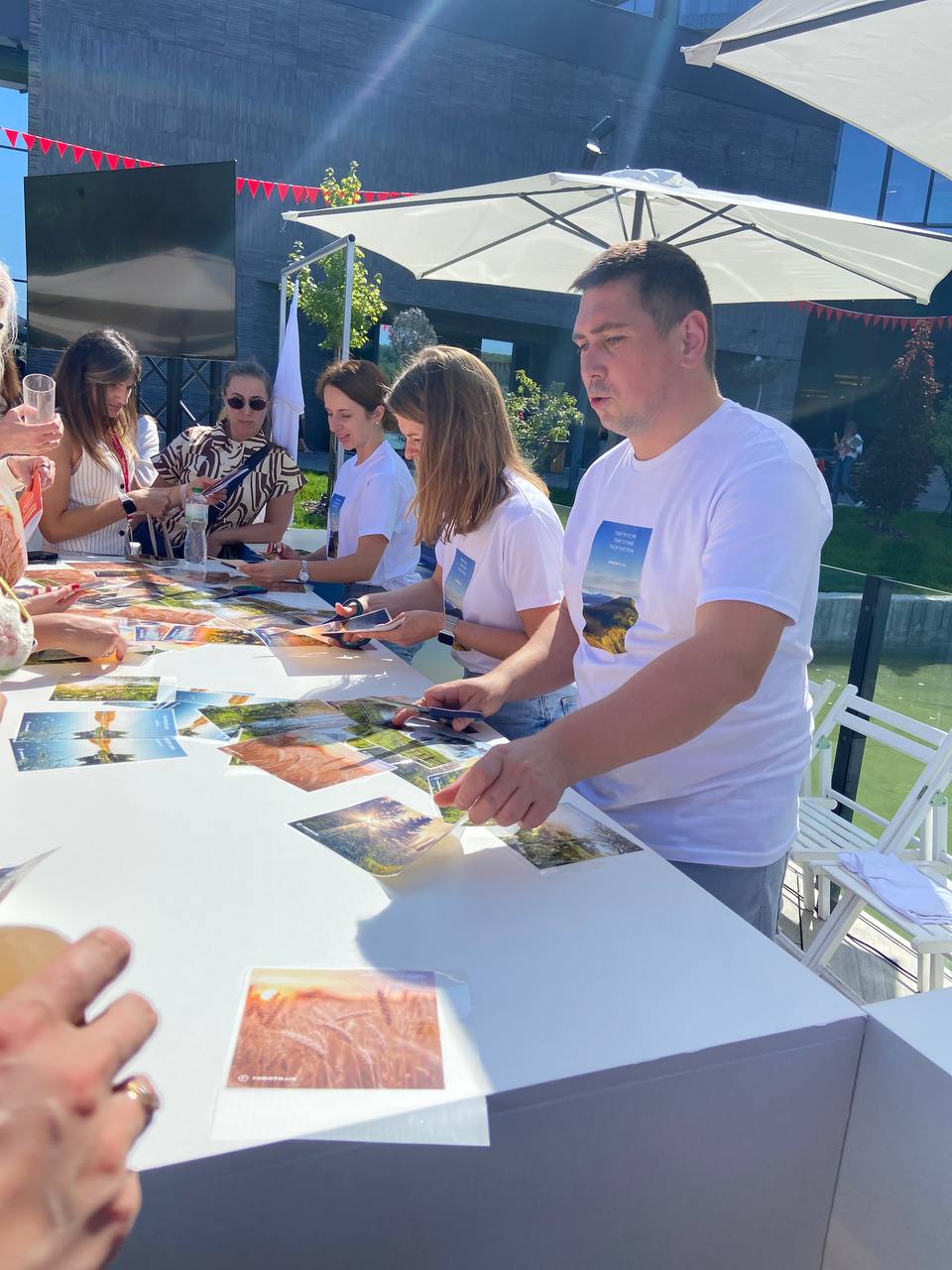 Живая типография на Emily Rezort: персонализация футболок в реальном времени