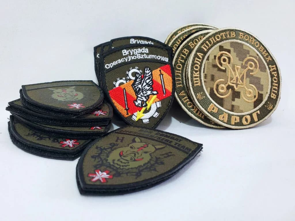 Как создать шеврон волонтерской организации: советы по дизайну и изготовлению