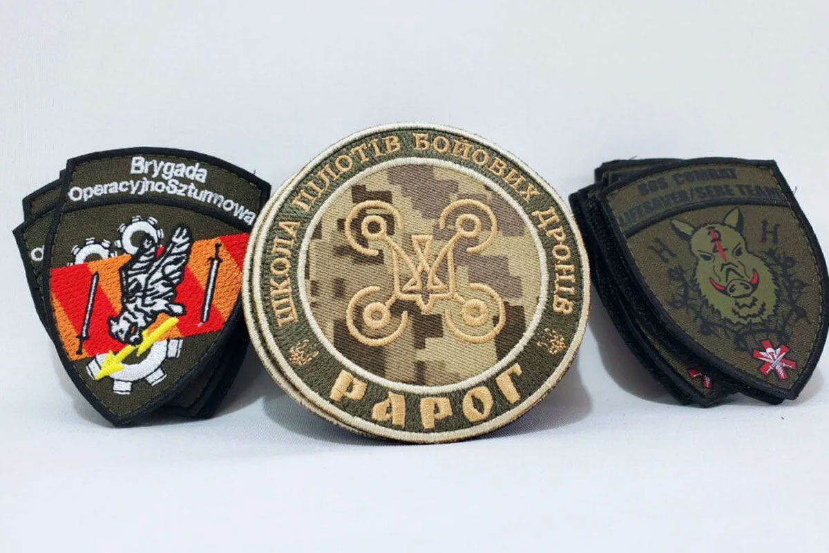 для чего шевроны волонтерам